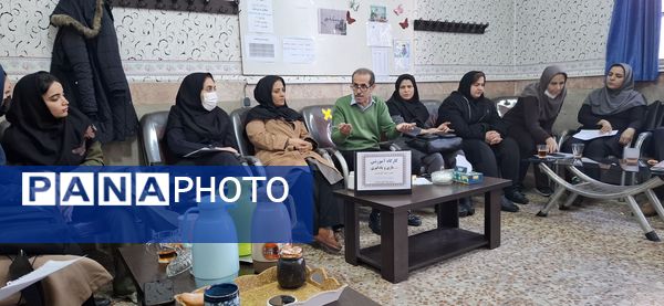 برگزاری کارگاه آموزشی بازی و یادگیری در جمع همکاران دبستان هیات امنایی ملاصدرا 