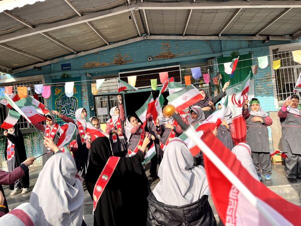 جشن با شکوه دهه فجر در دبستان صدف