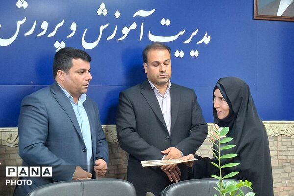 تجلیل از مدیران منتخب برگزارکننده دوره کوتاه‌مدت دوزبانه و مربیان مناطق کم برخوردار