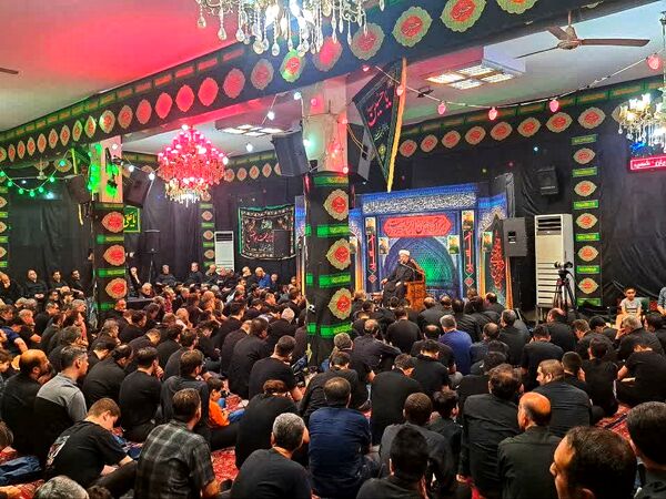 تجمع عظیم عاشقان در روز عاشورا به یاد امام حسین(ع)
