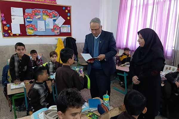حضور سرزده مدیرکل آموزش و پرورش شهرستان‌های تهران در دبستان حافظ منطقه عباس آباد ناحیه یک شهرری