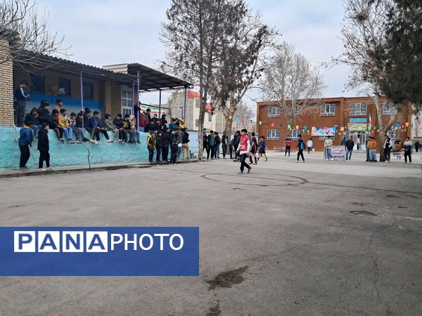 برگزاری مسابقه فوتبال گل کوچک درون مدرسه‌ای به‌مناسبت دهه فجر دبیرستان  پژوهش آشخانه 