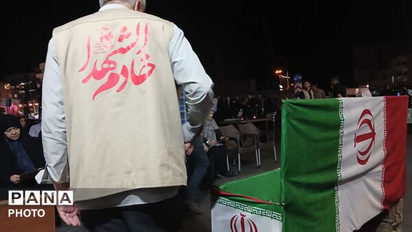 مردم همچنان در صحنه 