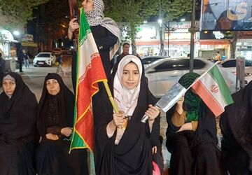 دانش‌آموزان در استودیومدرسه وطن گردهم می‌آیند
