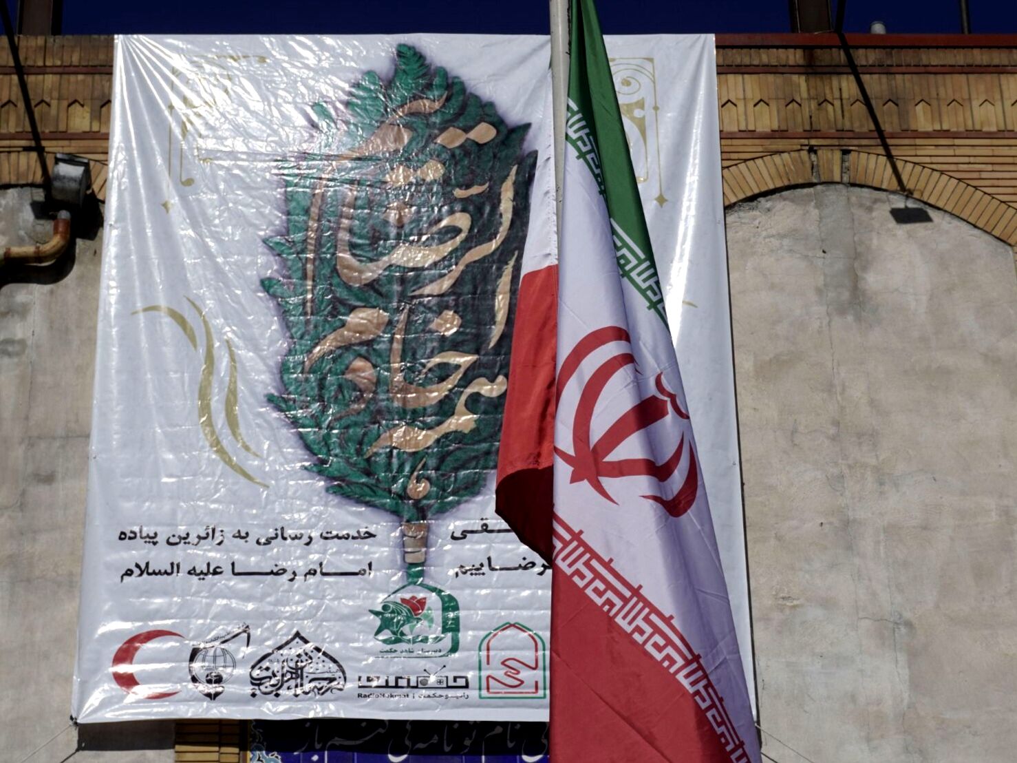 دبیرستان شاهد مهدی حکمت میزبان زائران پیاده امام رضا(ع)