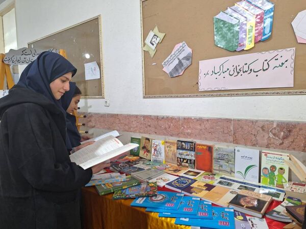 برگزاری هفته کتاب و کتابخوانی در دبیرستان شهید بابایی
