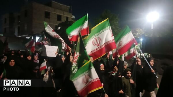مشت‌های گره کرده مردم  به دهان امریکای جنایت کار و رژیم غاصب صهیونی 