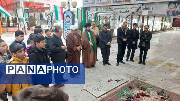 غبارروبی گلزار شهدای قم به‌مناسبت هفته کانون‌های فرهنگی تربیتی