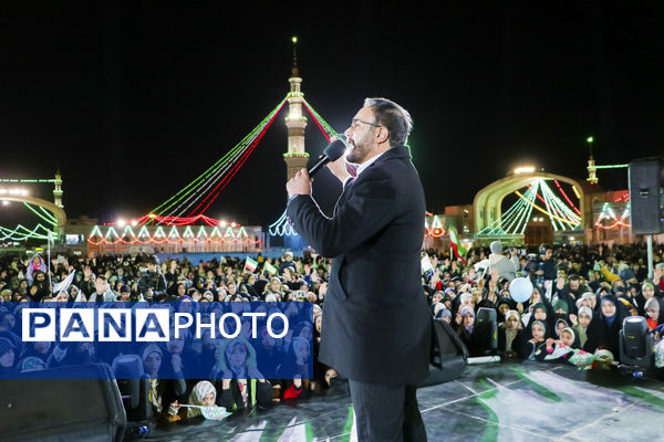 همخوانی سرود «سلام یا مهدی» با حضور ابوذر روحی در مسجد جمکران