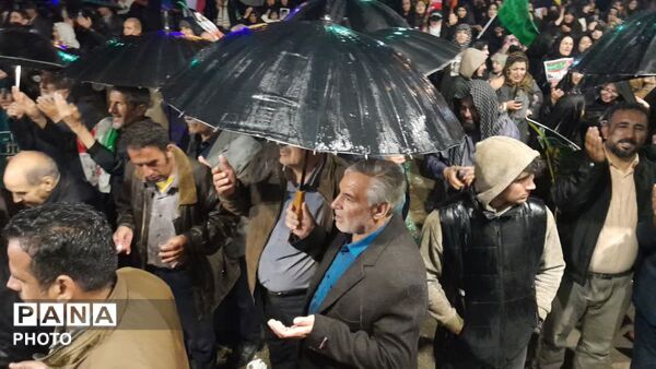 اجتماع مردم کوهدشت در زیربارش شدید باران