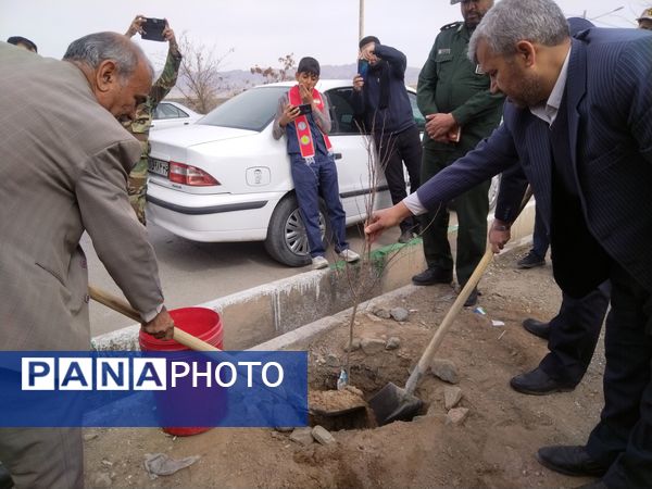مراسم درخت کاری در مدرسه پویندگان فرهنگ شهرستان خلیل آباد 