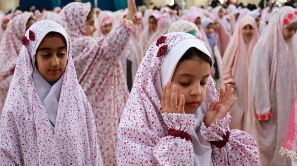  جشن عبادت ۱۵۰۰ دانش‌آموز دختر میبدی در هفته گرامیداشت امور تربیتی و تربیت اسلامی