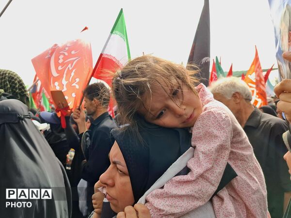 وداع پرشور نوجوانان با آقای شهید ایران 