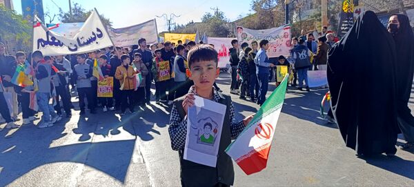 جوشش حماسه در گام های کوچک دانش آموزان امروز سفیران فردا