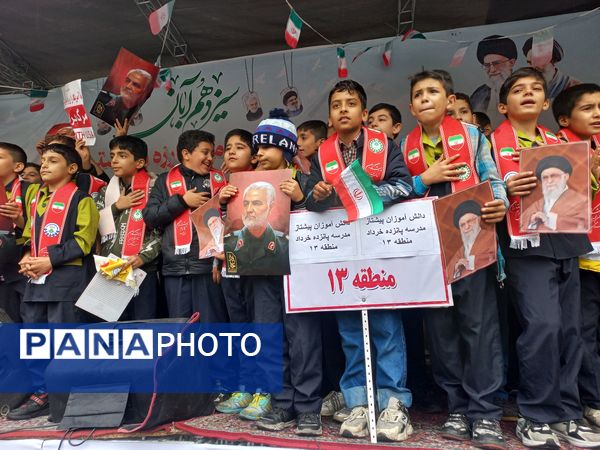 حضور مدیر آموزش و پرورش منطقه ۱۳ در راهپیمایی روز دانش‌آموز 