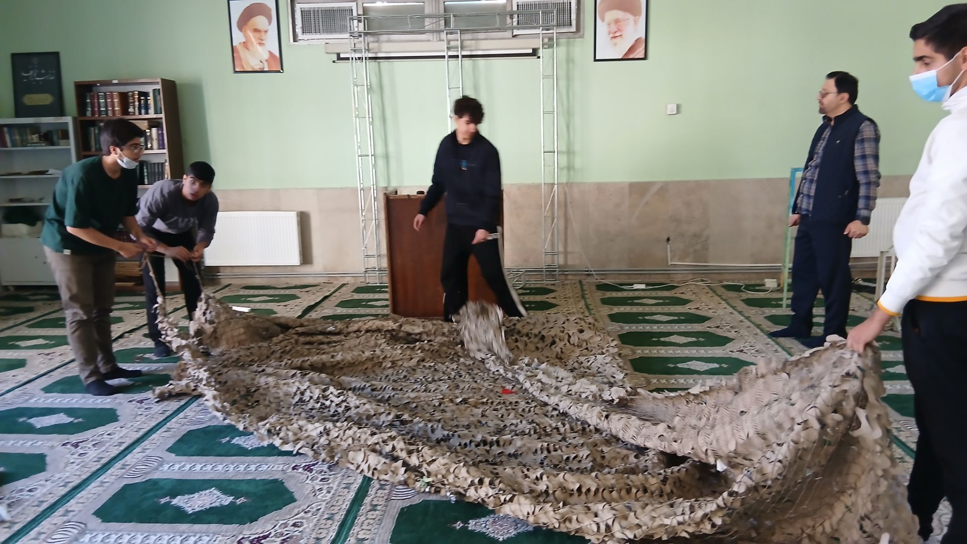 مراحل آماده‌سازی مراسم گرامیداشت شهید رمضانعلی چوبداری در دبیرستان نمونه دولتی معلم ساوجبلاغ 
