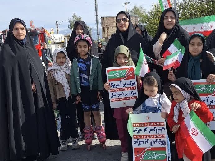دختران آموزشگاه نوریه شهرستان جیرفت در راهپیمایی امروز