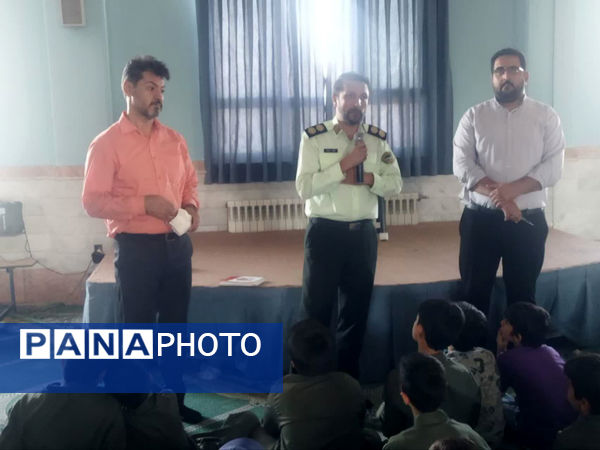 نشست صمیمی پلیس با دانش‌آموزان مدرسه شهدای غزه قم