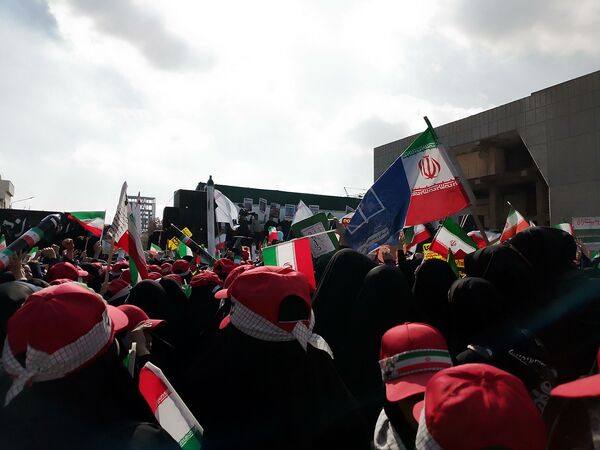 حضور پر شور دانش آموزان  در راهپیمایی ۱۳ آبان 