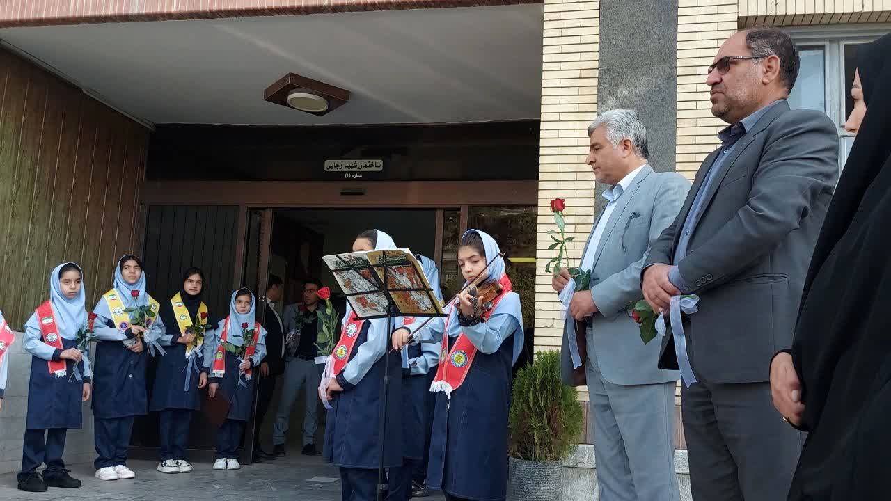 آغاز سال تحصیلی جدید باحضور مسئولان در دبستان فرهنگیان ۲ مشهد