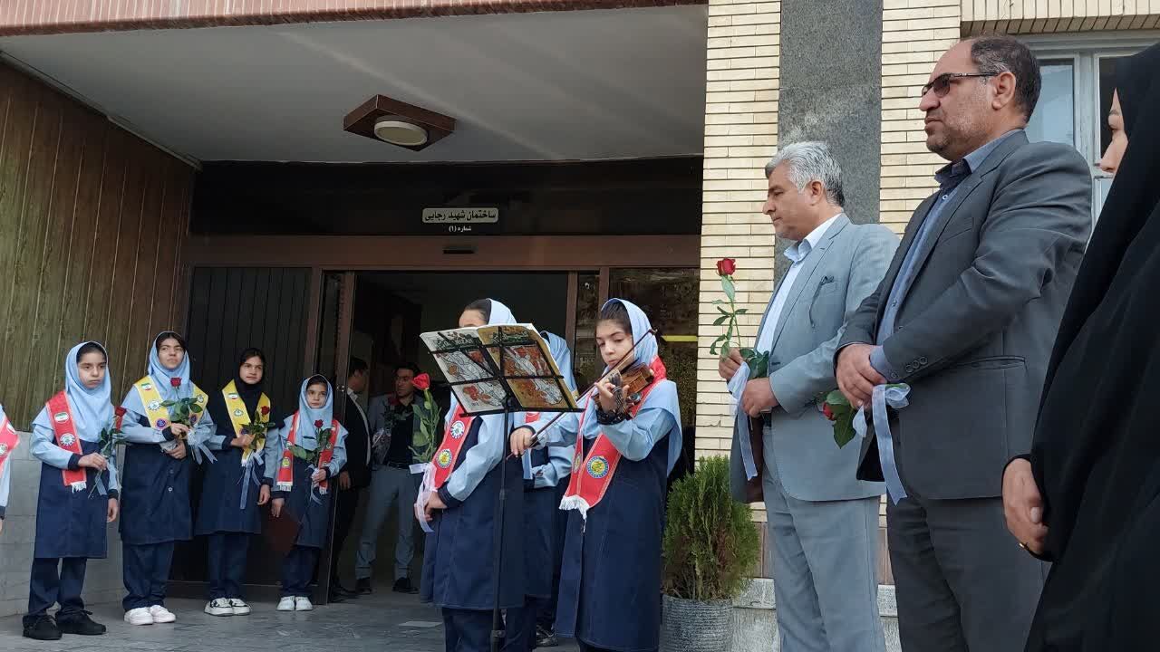 آغاز سال تحصیلی جدید باحضور مسئولان در دبستان فرهنگیان ۲ مشهد