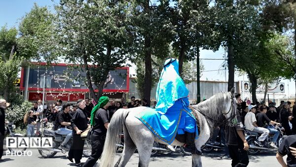 قافله عزاداری ظهر تاسوعا به یاد علمدار کربلا