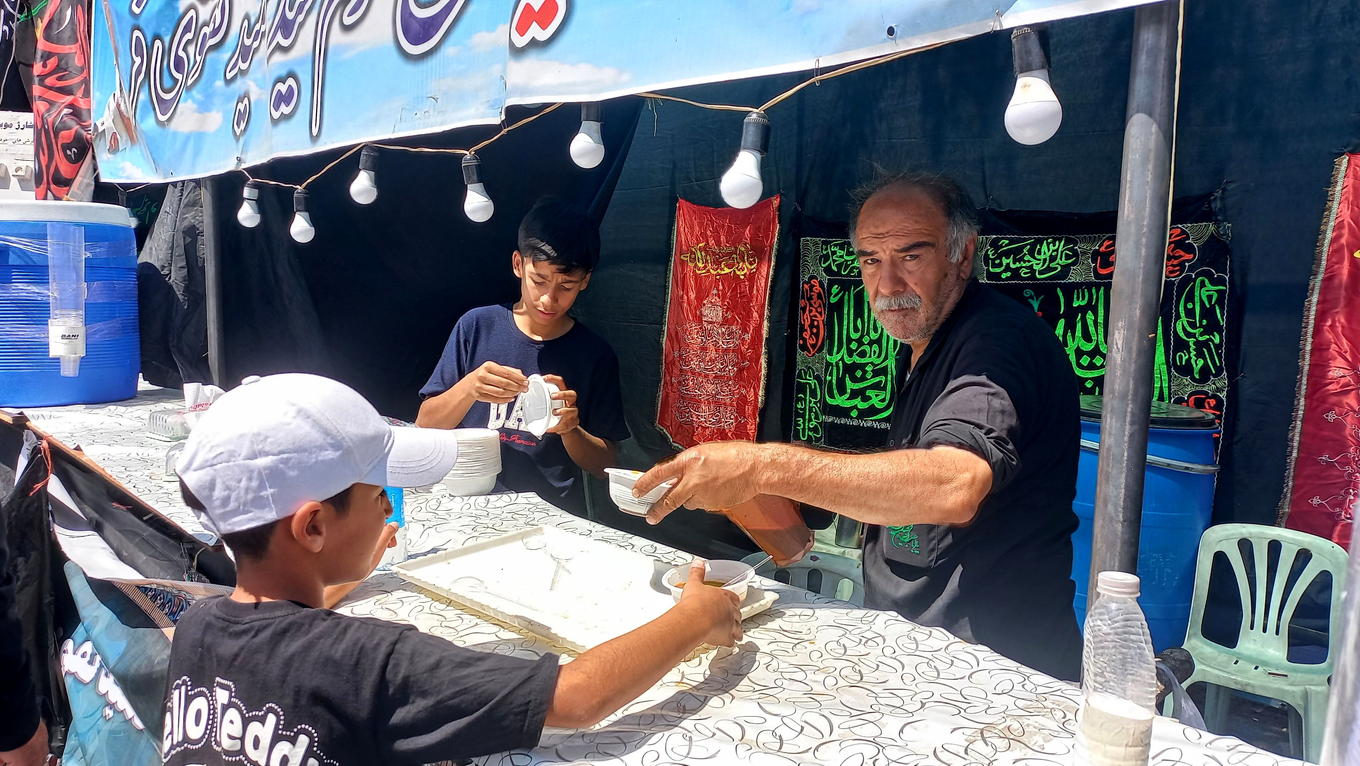 حضور زائران پیاده در جاده غدیر مشهد به نیشابور