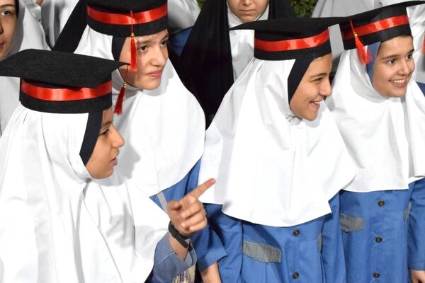 وداع با دوران ابتدایی؛ جشن فارغ‌التحصیلی ششم‌دختران «شیخ مفید» در منطقه ۱۴