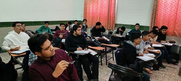 کلاس های تقویتی در دبیرستان نمونه آیت‌الله خامنه ای