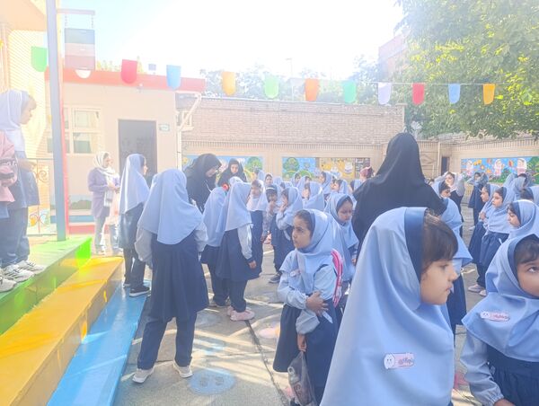 زنگ آغاز مهر در دبستان دخترانه مهر و ماه آشخانه 