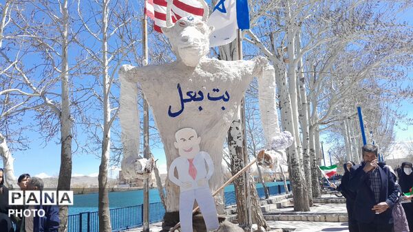 مراسم استغاثه به امام زمان (عج) به همراه آتش زدن بت بعل در گرداب شهر بن