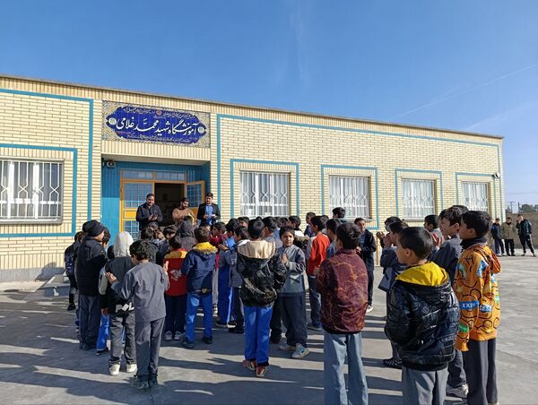 تجلیل از برگزیدگان مسابقات در مدرسه شهید غلامی خلیل آباد 