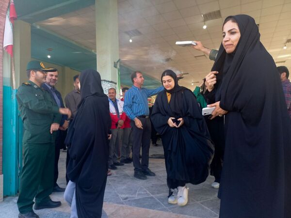 اعزام دانش‌آموزان دختران تنگستانی به اردوی راهیان نور