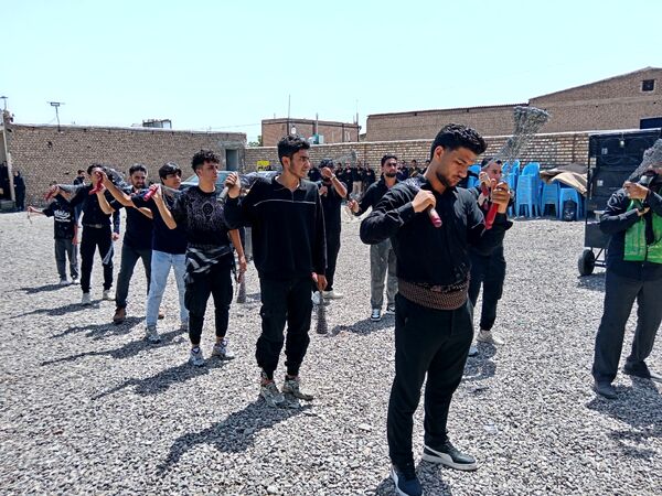 هیئت زنجیرزنی در روستای فیض آباد در صبح عاشورای حسینی 