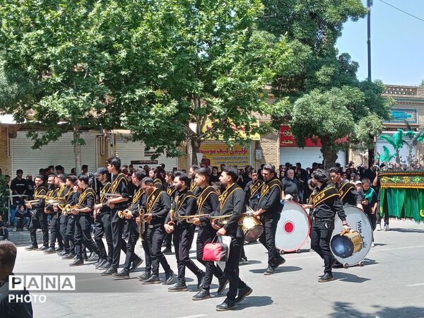 خیابان امام در روز تاسوعای حسینی حال و هوای دیگری میدهد 