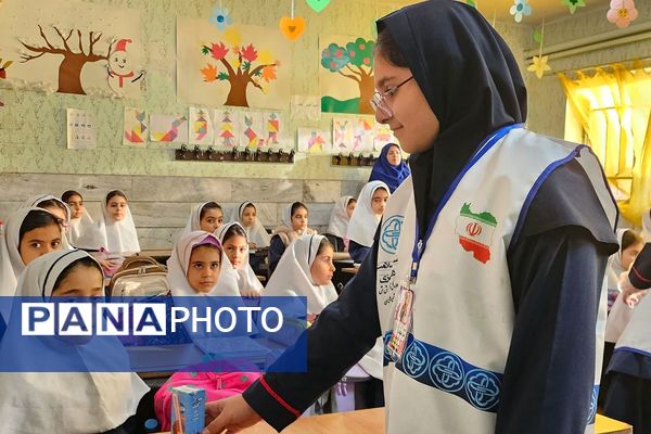 توزیع بسته‌های سلامتی در مدرسه ابتدایی هدی با مشارکت سفیران سلامت