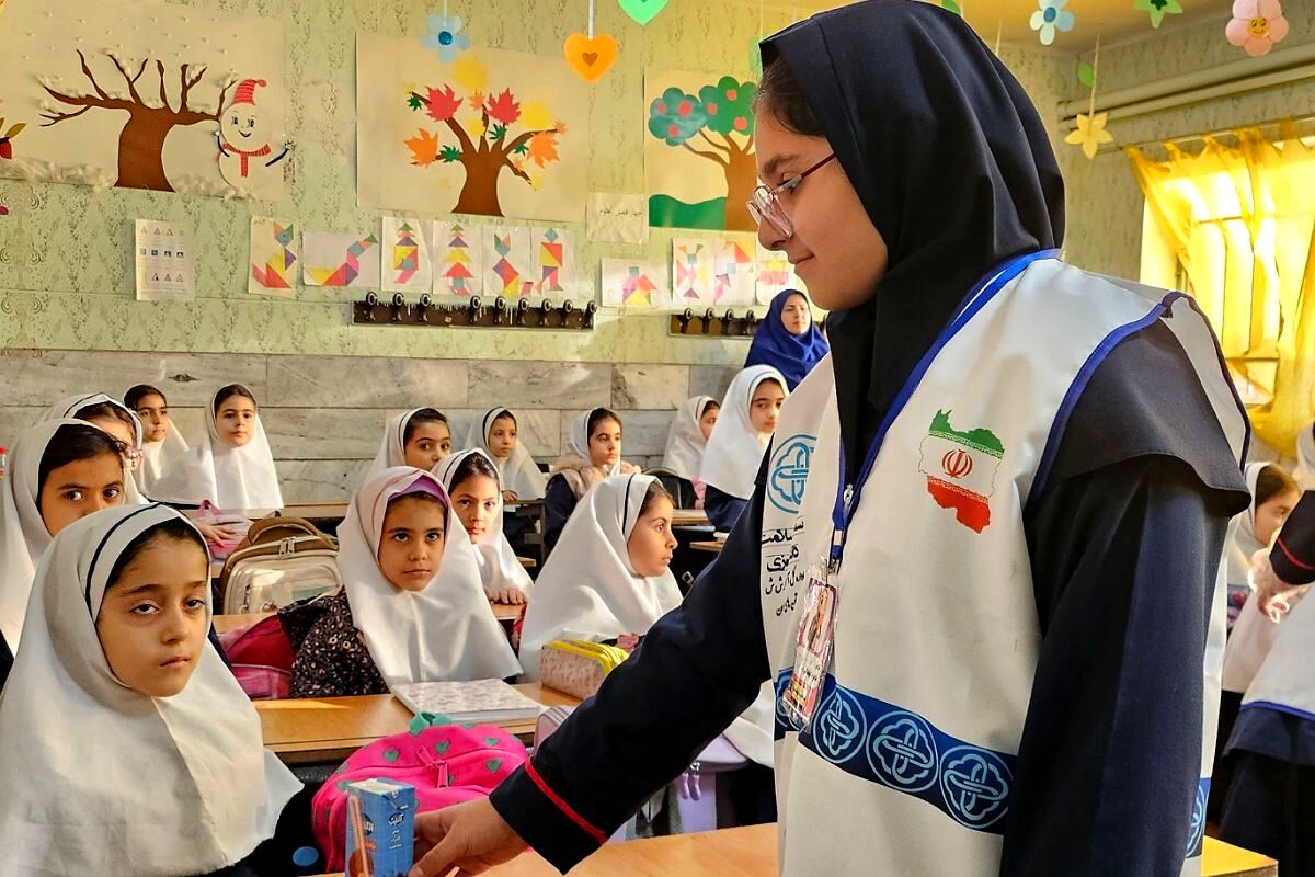 توزیع بسته‌های سلامتی در مدرسه ابتدایی هدی با مشارکت سفیران سلامت