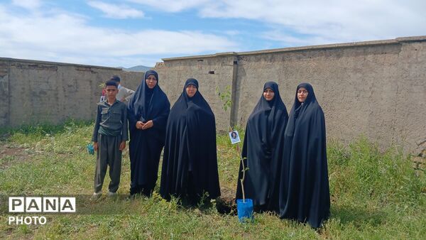 کاشت نهال ایثار در دبستان روستای الک؛ گرامیداشت یاد شهدای رمضان در هفته سلامت