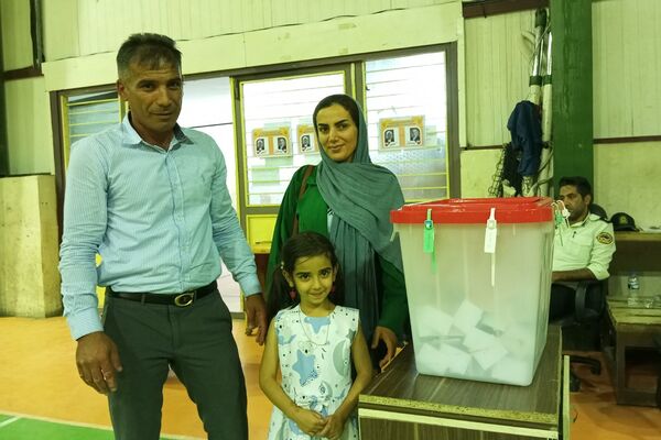 حضور پرشور کودکان در کنار والدین پای صندوق‌های رای نصیرشهر 