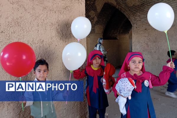 پیش دبستانی‌ها در زرقان تمرین استکبار ستیزی کردند 