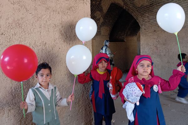 پیش دبستانی‌ها در زرقان تمرین استکبار ستیزی کردند 