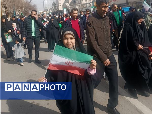 حضور دانش آموزان دبستان نرجس در راهپیمایی ۲۲بهمن 