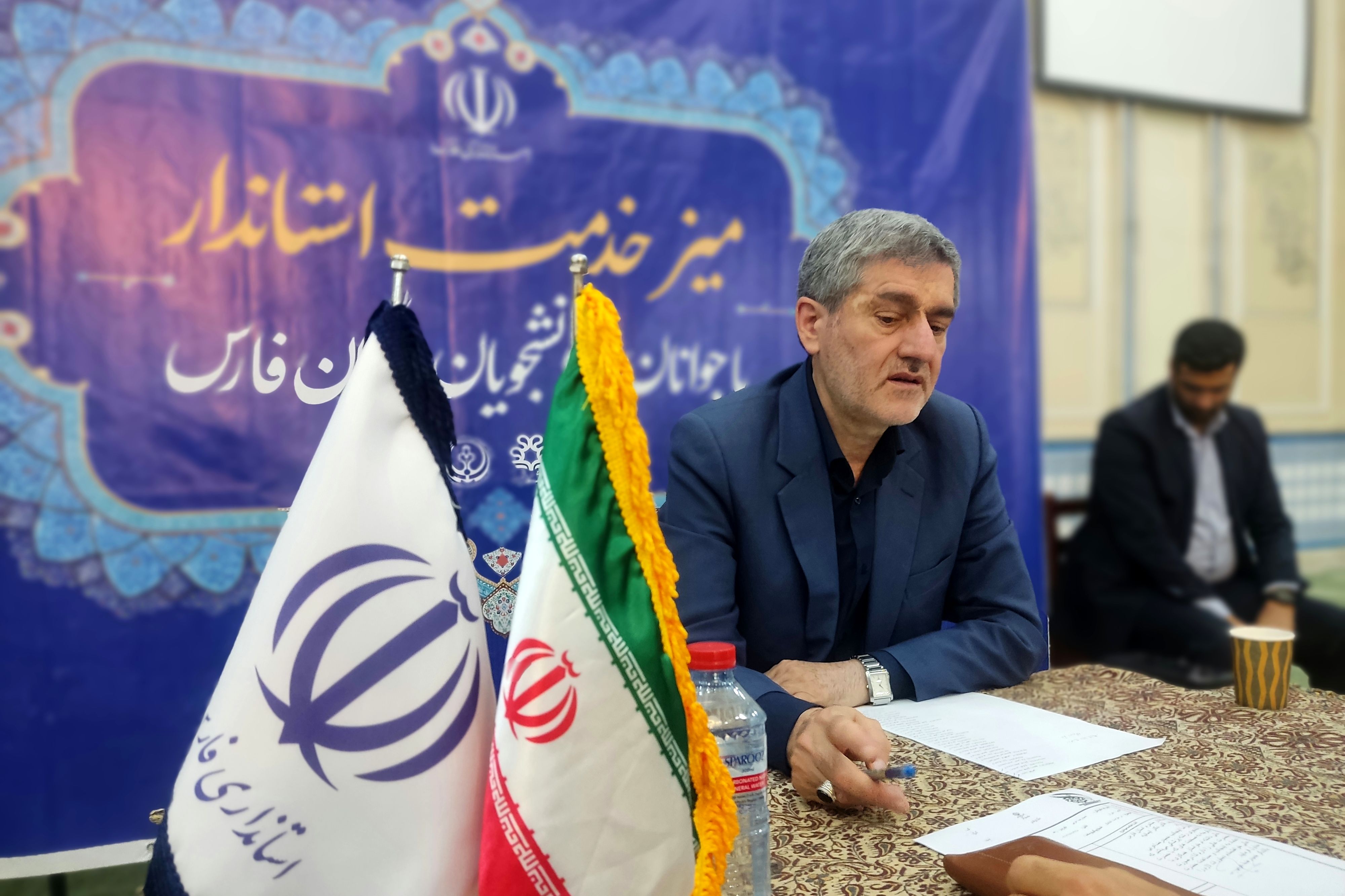 میز خدمت استاندار فارس ویژه جوانان و دانشجویان