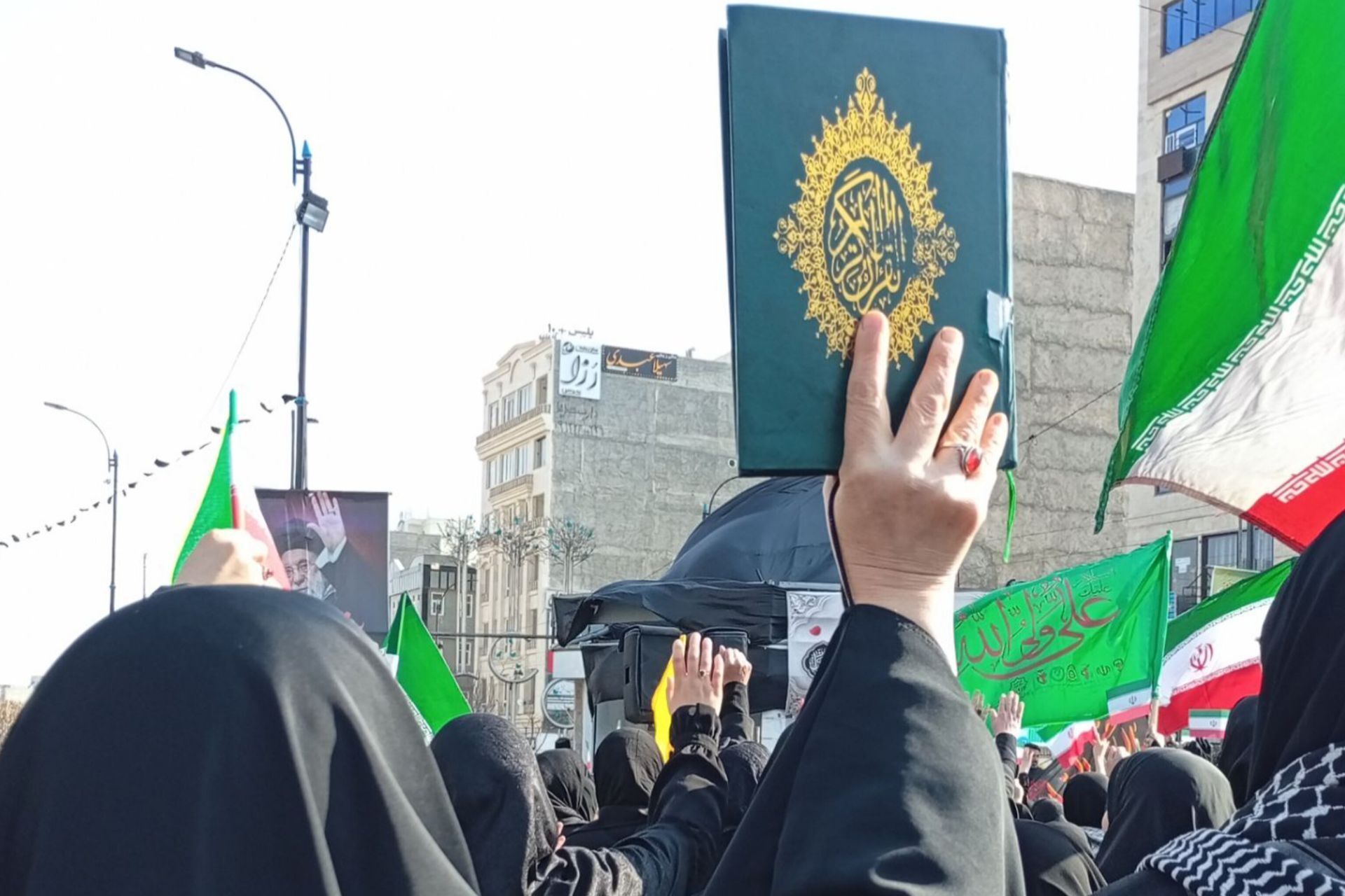 حضور مردم شهرستان رباط‌کریم برای بیعت با سومین رهبر انقلاب