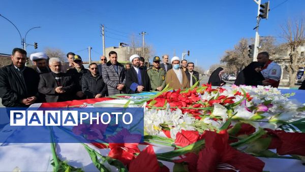 گلباران تمثال مبارک حضرت امام خمینی (ره) در سالروز ورود تاریخی و آغاز دهه فجر انقلاب اسلامی ایران 
