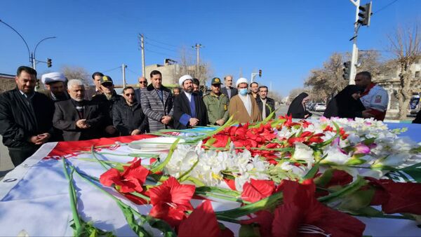 گلباران تمثال مبارک حضرت امام خمینی (ره) در سالروز ورود تاریخی و آغاز دهه فجر انقلاب اسلامی ایران 