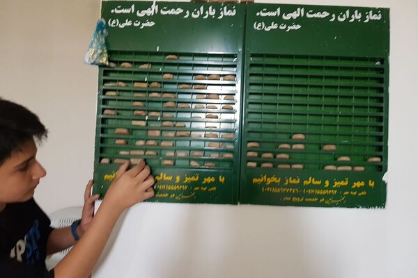 غبارروبی و آماده سازی نمازخانه‌های مدارس پردیس