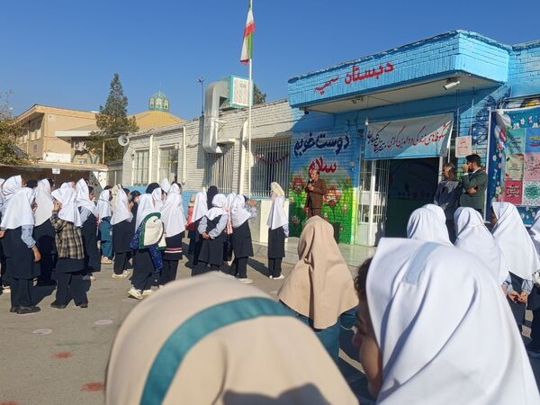 بازارچه کتاب در دبستان سمیه