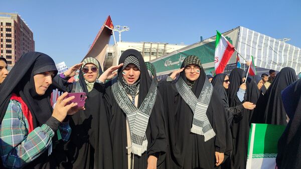 دانش آموزان شاهد تکتم ناحیه۳ ،پرچمداران راهپیمایی ۱۳ آبان