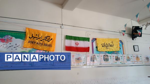 آماده‌سازی نمایشگاه انقلاب به‌‎مناسبت دهه فجر در دبیرستان شاهد ابوذر غفاری نیشابور 